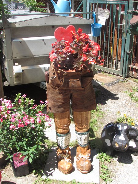 Lederhosenskulptur der etwas anderen Art