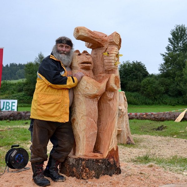 fertige Skulptur (Bär mit Honignest, Lärchenholz)