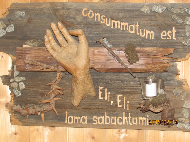 Christushand symbolisch auf Kreuz, mit Dornenkrone und die letzten Worte die Jesus auf dem Kreuz sprach